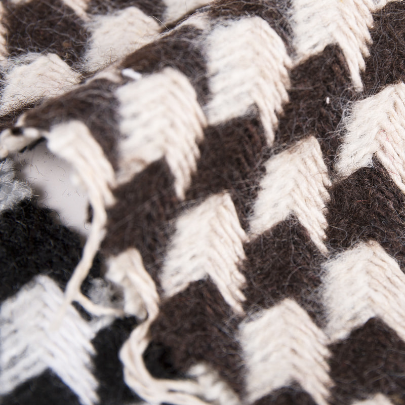 Hnědá černá embosovaná tvídová tkanina se vzorem šípu 2406