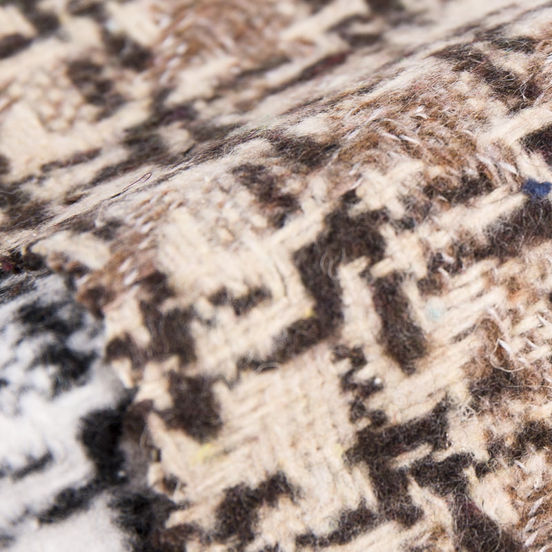 Plaid Jacquard Check Tweed Fabric 2433, který se dotýká sněhu